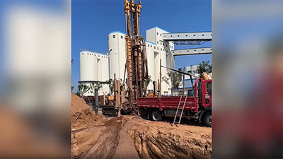 Буровая установка KW1000 для водяных скважин на рабочем участке в Танзании