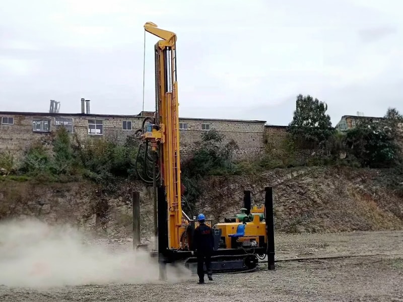Буровая установка для бурения скважин на гусеничном ходу  KW200R