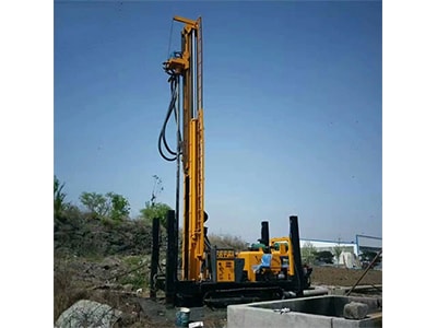 Буровая установка для бурения скважин на гусеничном ходу KW400
